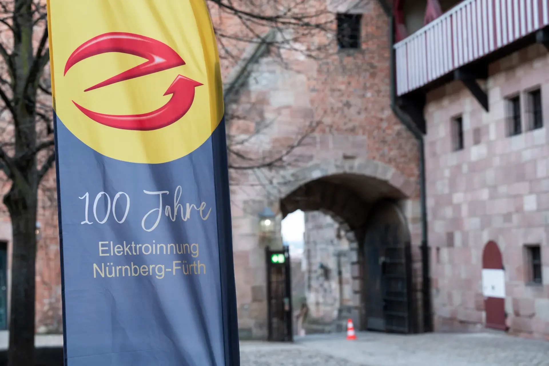 Banner „100 Jahre Elektroinnung Nürnberg-Fürth“ bei der Feier an der Kaiserburg